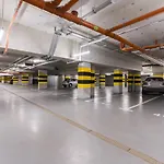 Premium Airport By Renters بوزنان